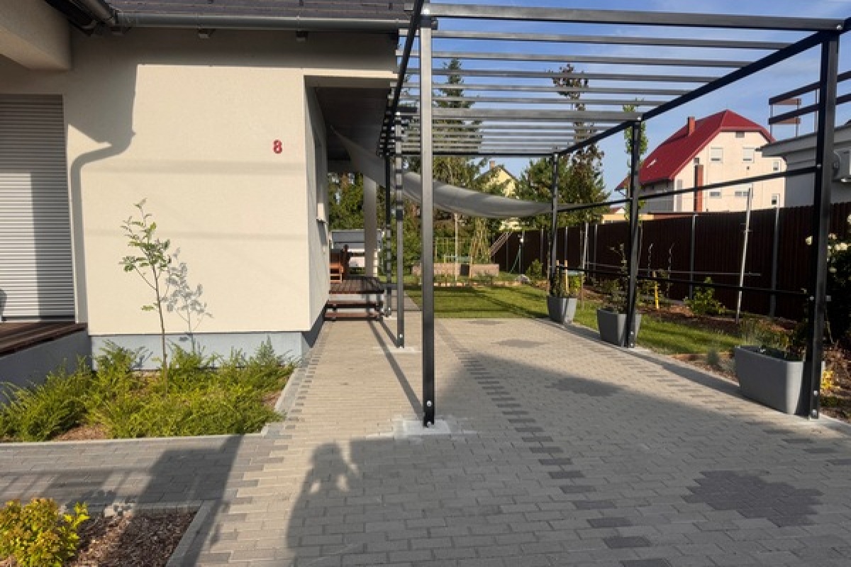 Utána: Balatonkeresztúri főkert a munkálatok után.